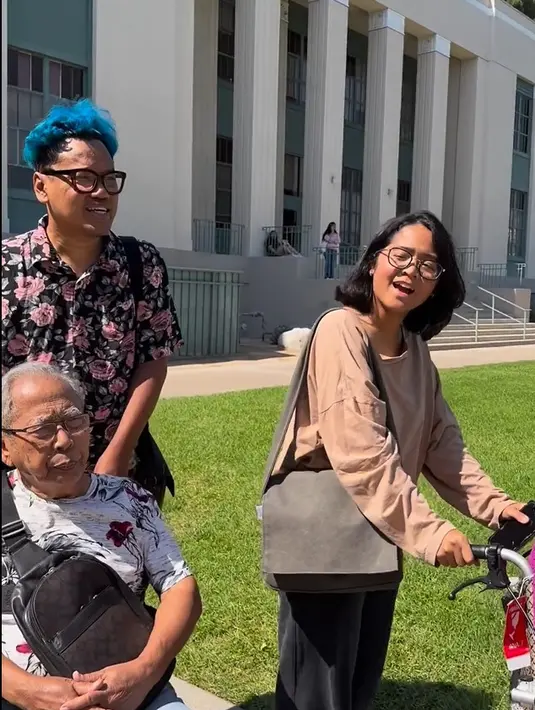 Penampilan Cinta Kuya yang sangat sederhana tinggal di Amerika itu mendapat banyak pujian. Meski selama di Indonesia, ia juga dikenal salah satu anak artis yang kerap tampil dengan pakaian branded. [Instagram/cintakuya]