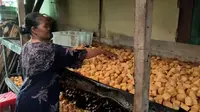 Penjual tahu di Bojonegoro memperkecil ukuran karena kedelai yang mahal. (Adirin/Liputan6.com)