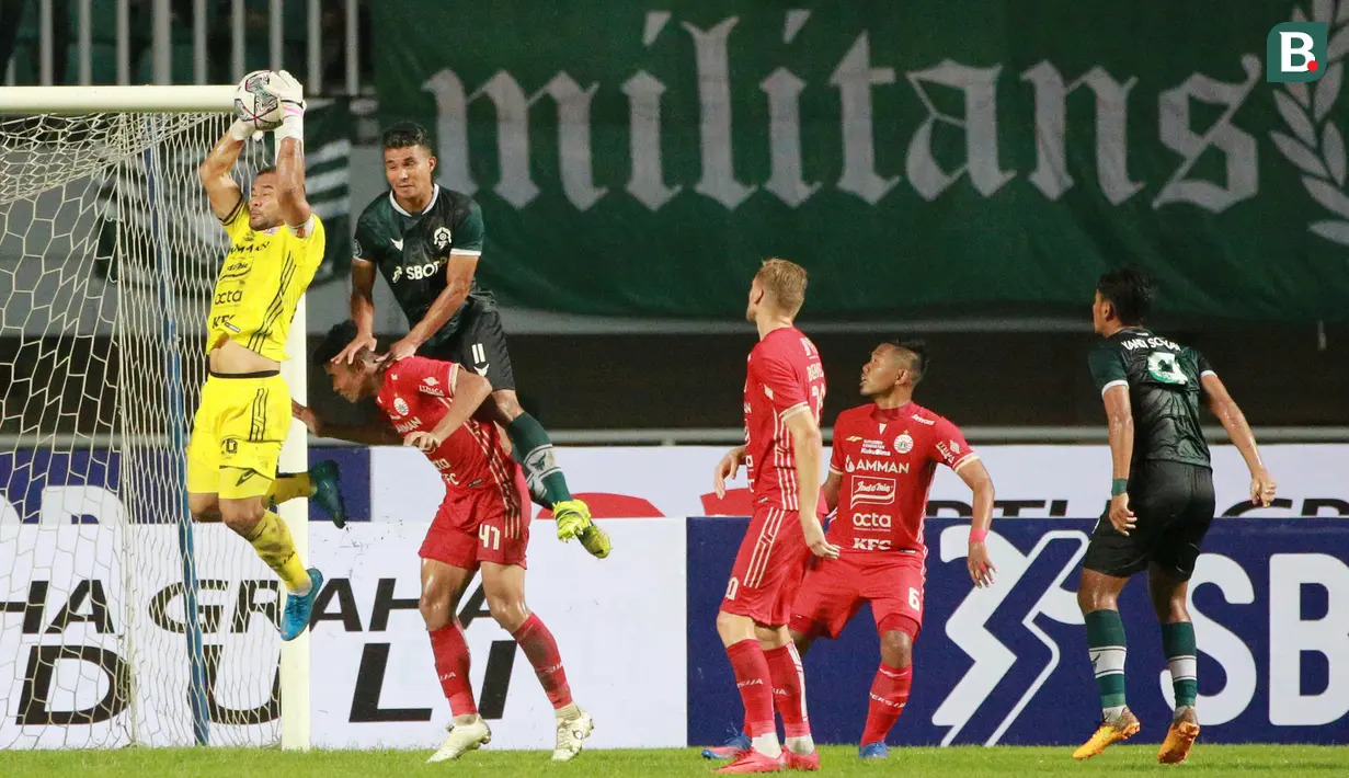 Kiper Persija Jakarta, Andritany Ardhiyasa berhasil menangkap bola saat melawan Persikabo 1973 pada laga pekan keempat BRI Liga 1 2022/2023 di Stadion Pakansari, Kabupaten Bogor, Minggu (14/8/2022). (Bola.com/M Iqbal Ichsan)