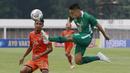 Pemain PSS Sleman, Arthur Irawan (kanan) menendang bola saat melawan Persiraja Banda Aceh dalam laga pekan kedua BRI Liga 1 2021/2022 di Stadion Madya, Jakarta, Sabtu (11/9/2021). (Foto: Bola.Com/M. Iqbal Ichsan)