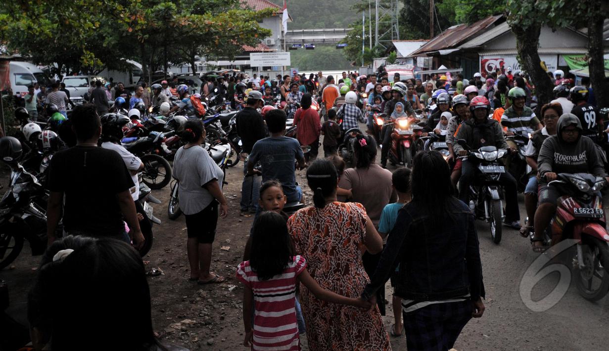 Warga memadati Dermaga Wijayapura yang menjadi pintu masuk utama menuju ke Pulau Nusakambangan, Cilacap, Jateng, Kamis (5/3/2015). (Liputan6.com/Johan Tallo)
