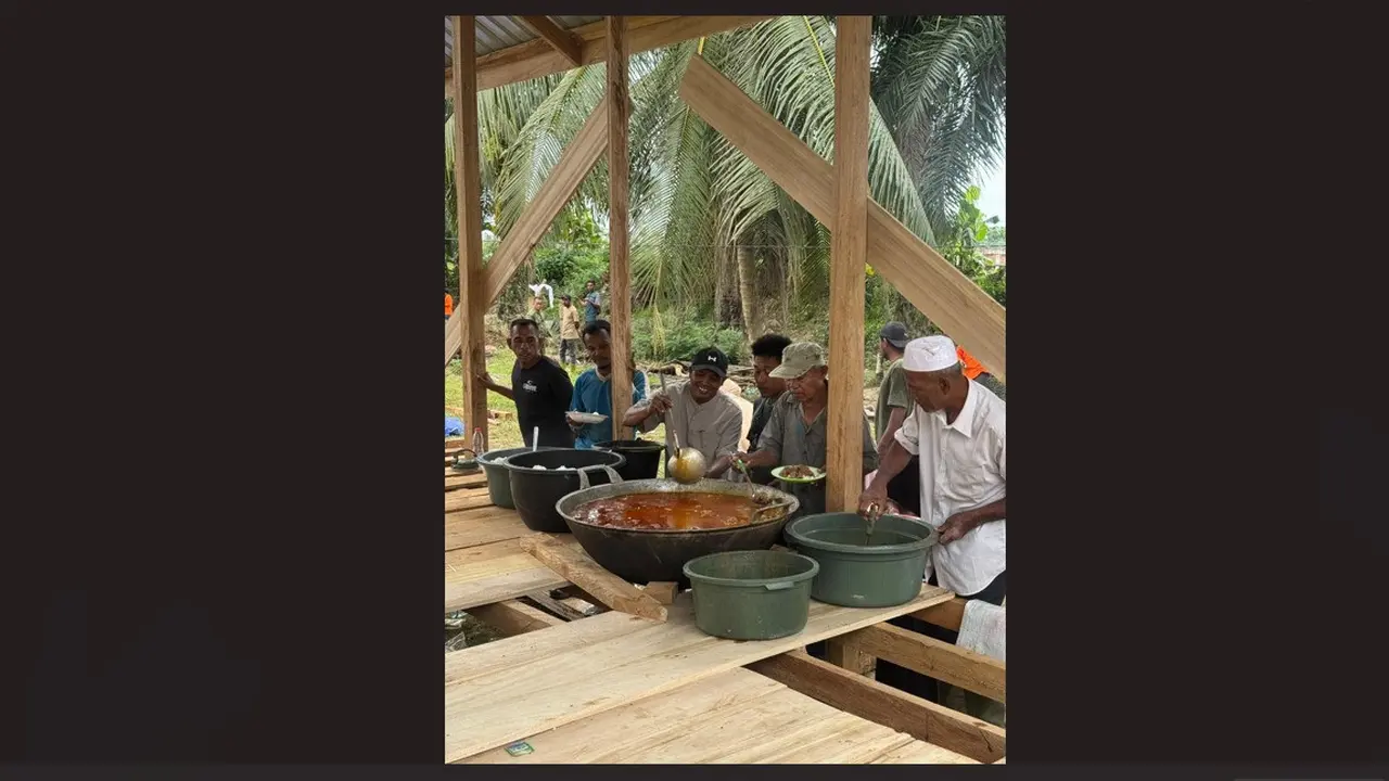Dua ekor sapi berukuran besar disembelih dan dipotong lalu didistribusikan kepada para santri serta pengurus pondok pesantren di Aceh.