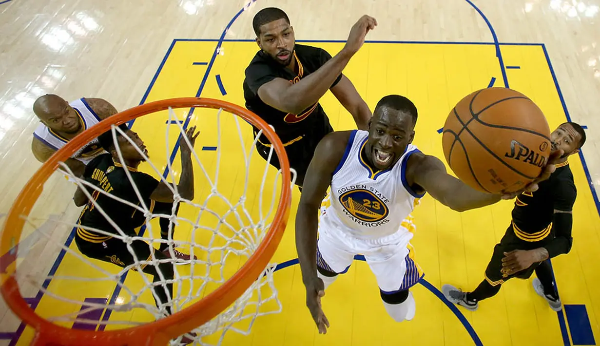 Pebasket Golden State Warriors, Draymond Green, berusaha memasukan bola saat gim ketujuh final NBA melawan Cleveland Cavaliers. Draymand menjadi penyumbang poin terbanyak untuk Warriors dengan 32 angka. (AFP/Ezra Shaw)