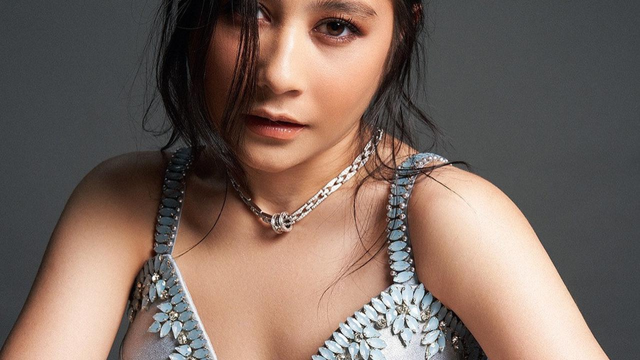 Lihat bagaimana pesona kecantikan Prilly Latuconsina semakin bersinar saat mengenakan corset top rancangan desainer Ernesto Abram.<br>