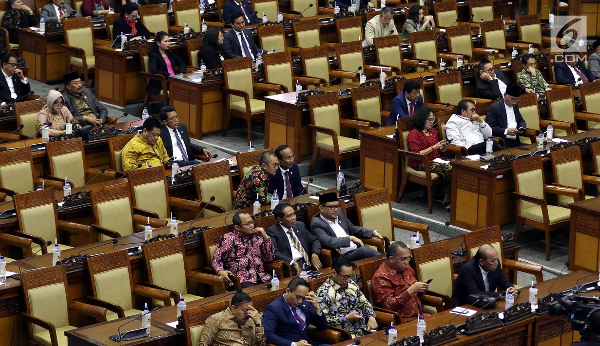 Anggota dewan mengikuti rapat paripurna terakhir untuk masa kepemimpinan periode 2014-2019 di Jakarta, Senin (30/9/2019). DPR periode 2014-2019 telah mengesahkan 91 RUU. (Liputan6.com/JohanTallo)