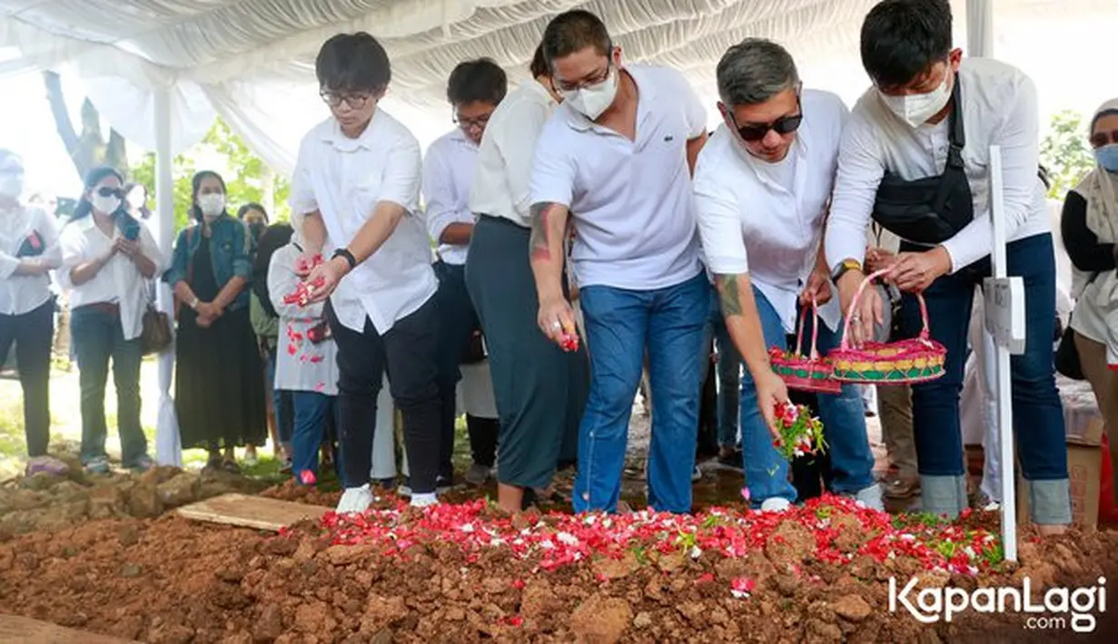 Gading Marten terlihat begitu tegar melepas kepergian sang mama. Dalam keadaan berduka, Gading masih sempat menyapa rekan-rekannya yang hadir. (KapanLagi.com®/Muhammad Akrom Sukarya)