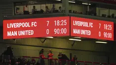 Papan skor menunjukkan skor akhir setelah pertandingan Liga Inggris antara Liverpool dan Manchester United di stadion Anfield, Inggris, Minggu (5/3/2023). Liverpool memenangkan pertandingan melawan Manchester United dengan skor telak 7-0. (AP Photo/Jon Super)
