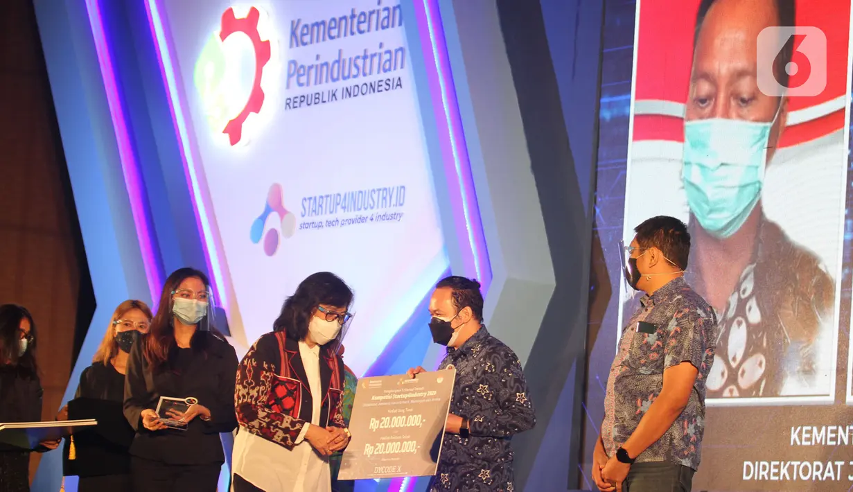 Dirjen Industri Kecil Menengah dan Aneka (IKMA) Kemenperin Gati Wibawaningsih memberikan penghargaan kepada lima startup terbaik Startup4Industry pada kompetisi Startup4Industry 2020 di Jakarta, Selasa (08/12/2020). (Liputan6.com/Pool/Kemenperin)
