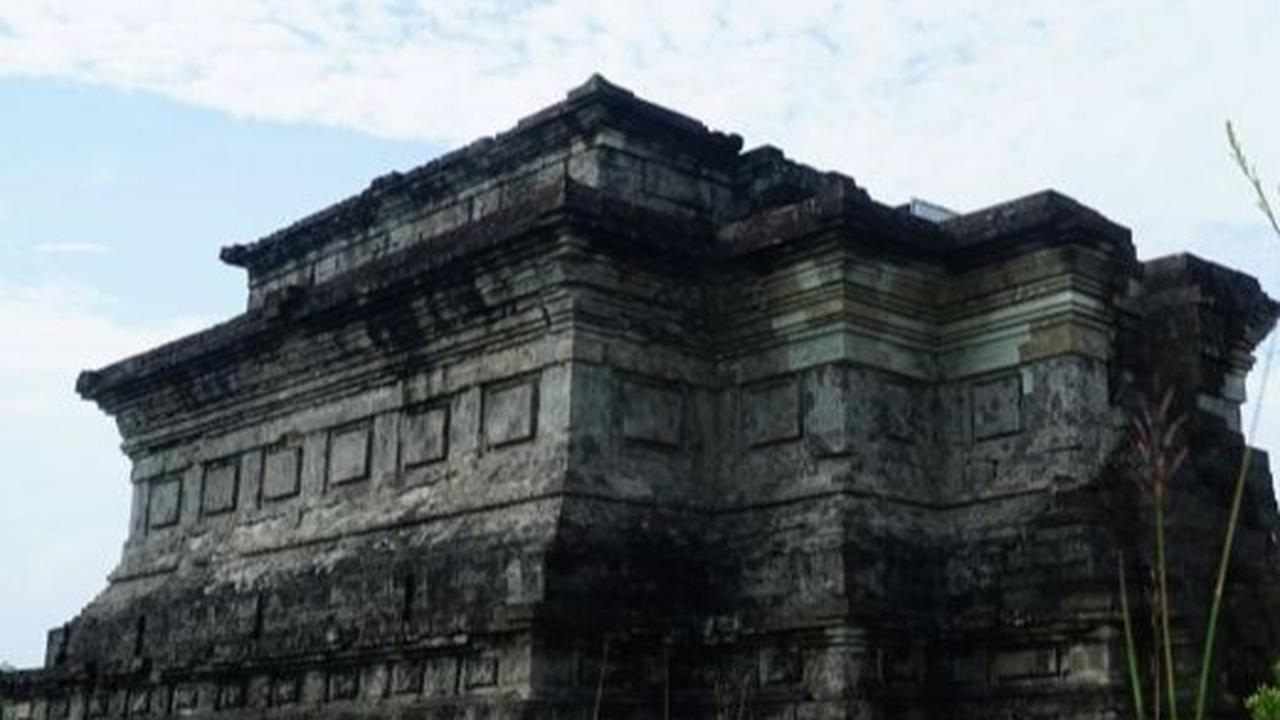 Ritual Atthami Puja Umat Buddha di Candi Gayatri Tulungagung: Menghormati Sang Buddha dan Sejarah Majapahit