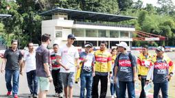 Pebalap GP2 dari tim Jagonya Ayam, Sean Gelael, memberi arahan kepada wartawan sebelum turun balapan gokar di Sirkuit Sentul, Bogor, Sabtu (9/4/2016). Acara ini merupakan rangkaian media gathering dari tim Jagonya Ayam. (Bola.com/Vitalis Yogi Trisna)