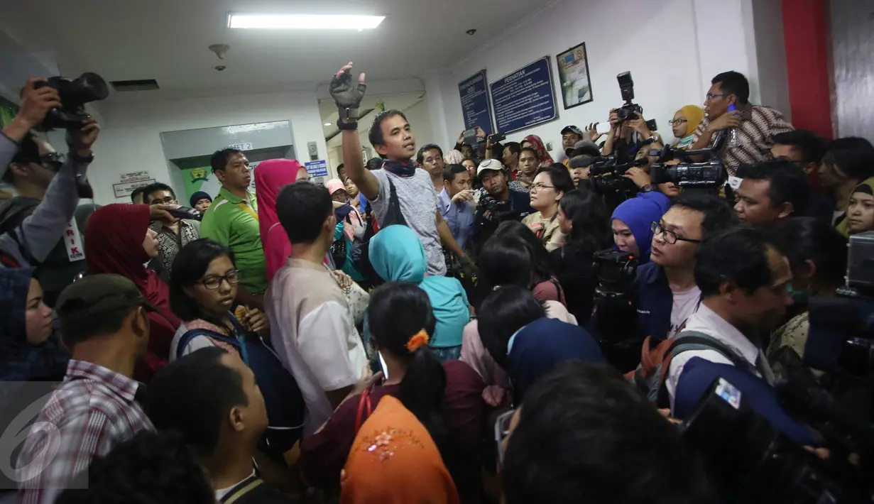 Sejumlah orangtua yang anaknya menjadi korban vaksin palsu kembali mendatangi RS Harapan Bunda, Jakarta, Jumat (15/7). Mereka meminta manajemen rumah sakit berani mempertanggungjawabkan perbuatannya dan tidak bungkam. (Liputan6.com/Immanuel Antonius)