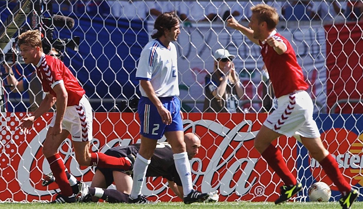 Prancis. Berstatus juara Piala Dunia 1998, Prancis langsung angkat koper di fase grup Piala Dunia 2002 yang digelar di Jepang dan Korea Selatan. Tergabung di Grup A, Bixente Lizarazu dkk finis di posisi buncit dengan raihan 1 poin, hasil dari 1 kali imbang dan 2 kali kalah. Hasil imbang diraih saat Prancis ditahan 0-0 oleh Uruguay pada matchday kedua. Sementara pada matchday pertama yang menjadi laga pembuka Piala Dunia 2002 Prancis menyerah 0-1 dari Senegal dan di matchday ketiga takluk 0-2 dari Denmark. (AFP/Kim Jae-hwan)