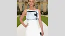 Aktris peraih Oscar itu tampil cantik saat menghadiri acara Christian Dior fashion show di Paris Fashion Week di Paris, Prancis, Senin (7/7/14). (Getty Images)