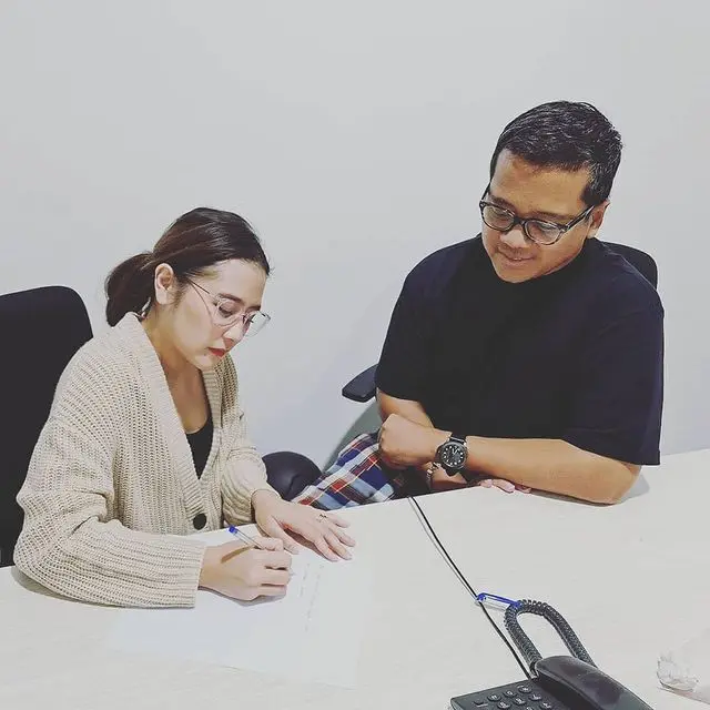 7 Potret Kebersamaan Prilly Latuconsina dan Musisi Andi Rianto yang Rilis Lagu Baru