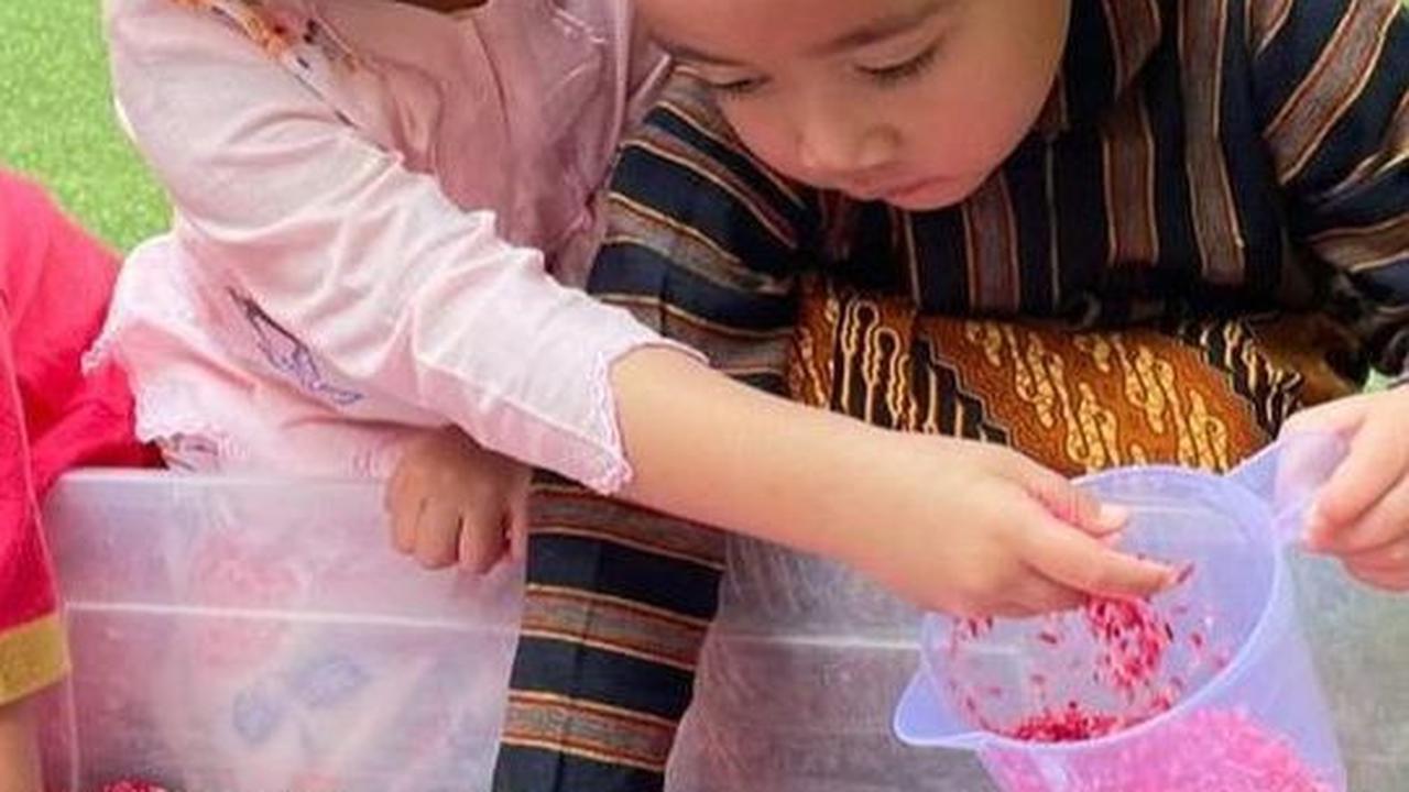 Selain penampilan dan aksi lucu Rayyanza di sekolah, interaksinya dengan Kamya, anak kedua Fitri Tropica, juga turut mencuri perhatian dan bikin gemas.<br><br>
