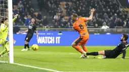 Pemain Inter Milan, Marko Arnautovic, mencetak gol ke gawang Salernitana dalam duel pekan ke-24 Serie A di Stadion Giuseppe Meazza, Sabtu (17/2/2024). Empat gol Inter dicetak oleh Marcus Thuram, Lautaro Martinez, Denzel Dumfries dan Marko Arnautovic. (AP Photo/Luca Bruno)