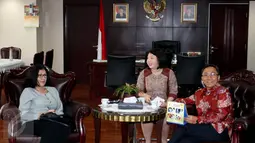 Suasana pertemuan Ketua MPR RI, Zulkifli Hasan dengan Duta Besar Kuba untuk Indonesia, Nirsia Castro Guevara di Kompleks Parlemen, Jakarta, Kamis (31/3). Pertemuan tersebut membahas kerjasama antara kedua Negara. (Liputan6.com/Johan Tallo)