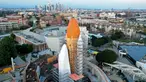 Foto udara menunjukkan pembangunan konstruksi di sekitar pesawat ulang-alik NASA yang ditutupi dengan pembungkus putih pelindung, dan pendorong roket kembar di California Science Center pada tanggal 14 Februari 2024 di Los Angeles, California. (Mario Tama/Getty Images North America/Getty Images via AFP)