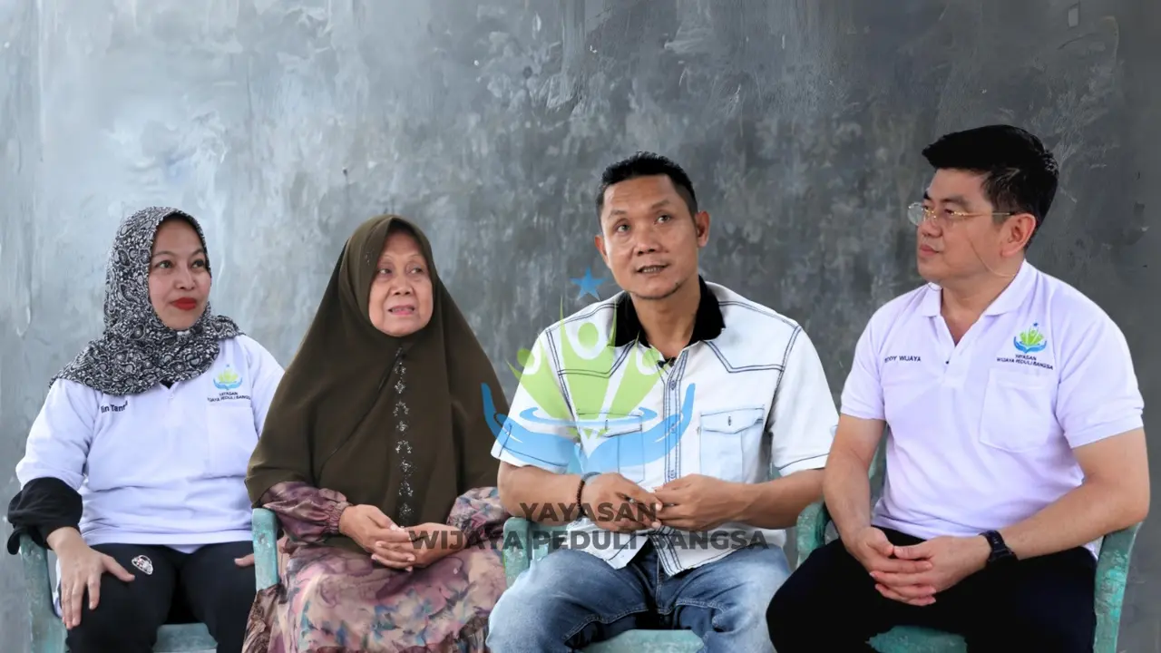 Eddy Wijaya bersama ibu yang viral.