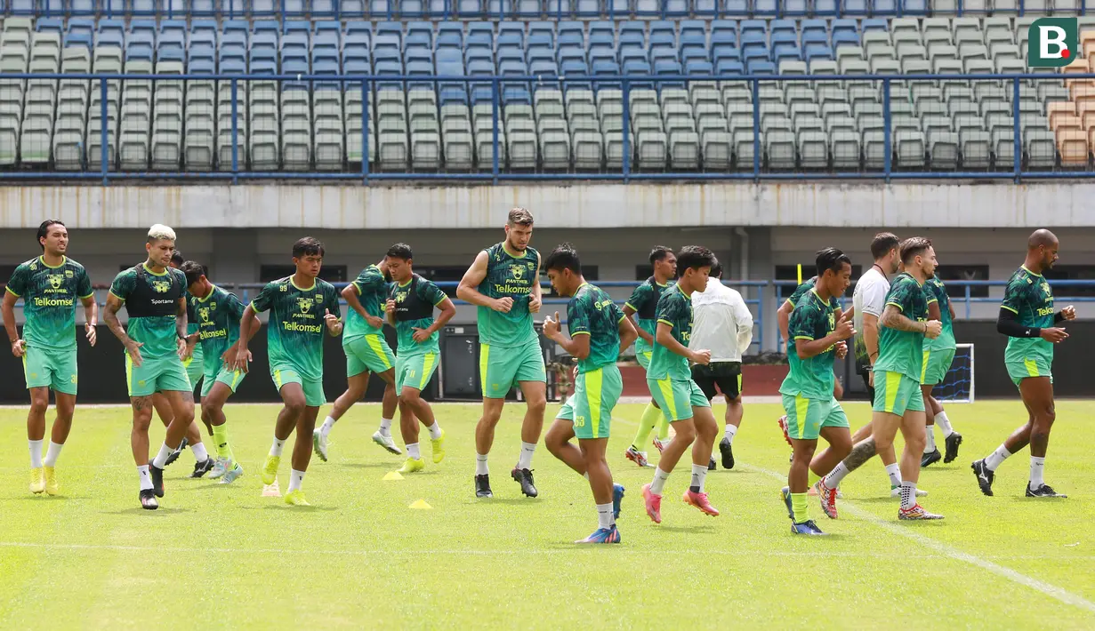 Foto: Persib Bandung Kembali Gelar Latihan Paska Libur Tragedi