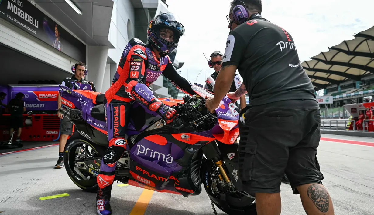 Pembalap Prima Pramac Racing, Jorge Martin bersiap untuk memulai latihan bebas pertama MotoGP Grand Prix Malaysia di Sirkuit Internasional Sepangpada 1 November 2024. Saat ini, Jorge Martin memimpin klasemen sementara MotoGP 2024 dengan 453 poin. (MOHD RASFAN/AFP)