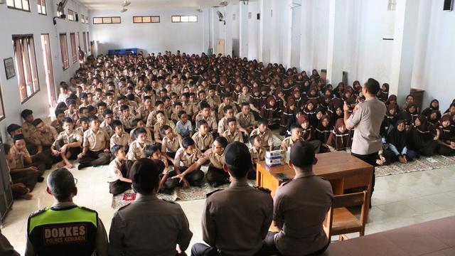 Sosialiasi PHBS dan pembagian masker dan hand sanitizier di sekolah oleh Kapolres Kebumen. (Foto: Liputan6.com/Polres Kebumen/Muhamad Ridlo)