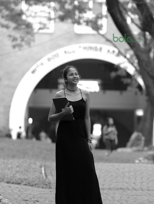 Kini Shita Dewi Marino sedang menempuh kuliah dengan mengambil jurusan Manajemen di Universitas Pelita Harapan, Karawaci, (23/2/2018). (Bola.com/Nick Hanoatubun)