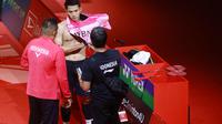 Tunggal putra Indonesia, Jonatan Christie, mengganti baju saat melawan wakil Tiongkok, Shi Yu Qi pada laga semifinal Indonesia Masters 2023 di Istora Senayan, Jakarta, Sabtu (28/1/2023). Jojo melaju ke final lewat pertarungan sengit rubber game 21-13, 15-21, dan 21-19. (Bola.com/M Iqbal Ichsan)