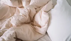 Mengatasi Bed Cover yang Cepat Bau Apek, 7 Cara Ilmiah Terbukti Jaga Kesegaran Kamar Tidur