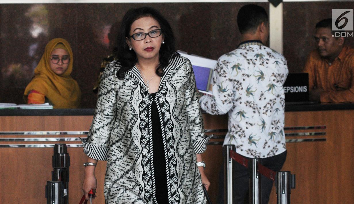Dirjen PSLB3 KLHK, Rosa Vivien Ratnawati berada di gedung KPK, Jakarta, Jumat (28/9). Rosa Vivien diperiksa sebagai saksi untuk tersangka mantan Mensos dan Sekjen Partai Golkar Idrus Marham terkait suap proyek PLTU Riau-1. (Merdeka.com/Dwi Narwoko)