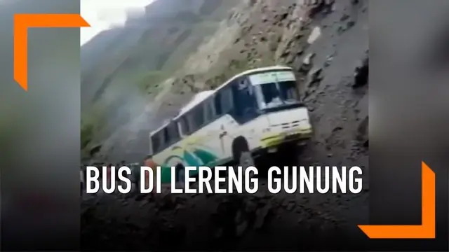 VIDEO: Bikin Tegang, Aksi Bus Berpenumpang Lewati Jalan Sempit di Lereng Gunung