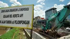 Pekerja mengerjakan pembangunan jalan inspeksi di Bantaran KBB kawasan Thamrin, Jakarta, Selasa (17/3/2015). Pembangunan jalan yang diproyeksikan untuk jalur alternatif bagi warga ini diperkirakan rampung pertengahan 2015. (Liputan6.com/Faizal Fanani)