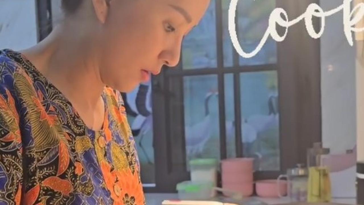 Dengan mengenakan daster seperti biasanya, Sarwendah menyiapkan makanan untuk Betrand, Thalia, dan Thania, memilih untuk tetap di rumah daripada pergi ke Pengadilan Negeri.<br><br>