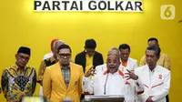 Sekjen Partai Keadilan Sejahtera (PKS) Habib Aboe Bakar Alhabsyi bersama Wakil Ketua Umum Partai Golkar Ahmad Doli Kurnia memberikan keterangan usai pertemuan tertutup di Kantor Partai Golkar, Jakarta, Selasa (7/2/2023). Pertemuan tersebut sebagai ajang silaturahmi dan konsolidasi jelang Pemilu 2024. (Liputan6.com/Johan Tallo)