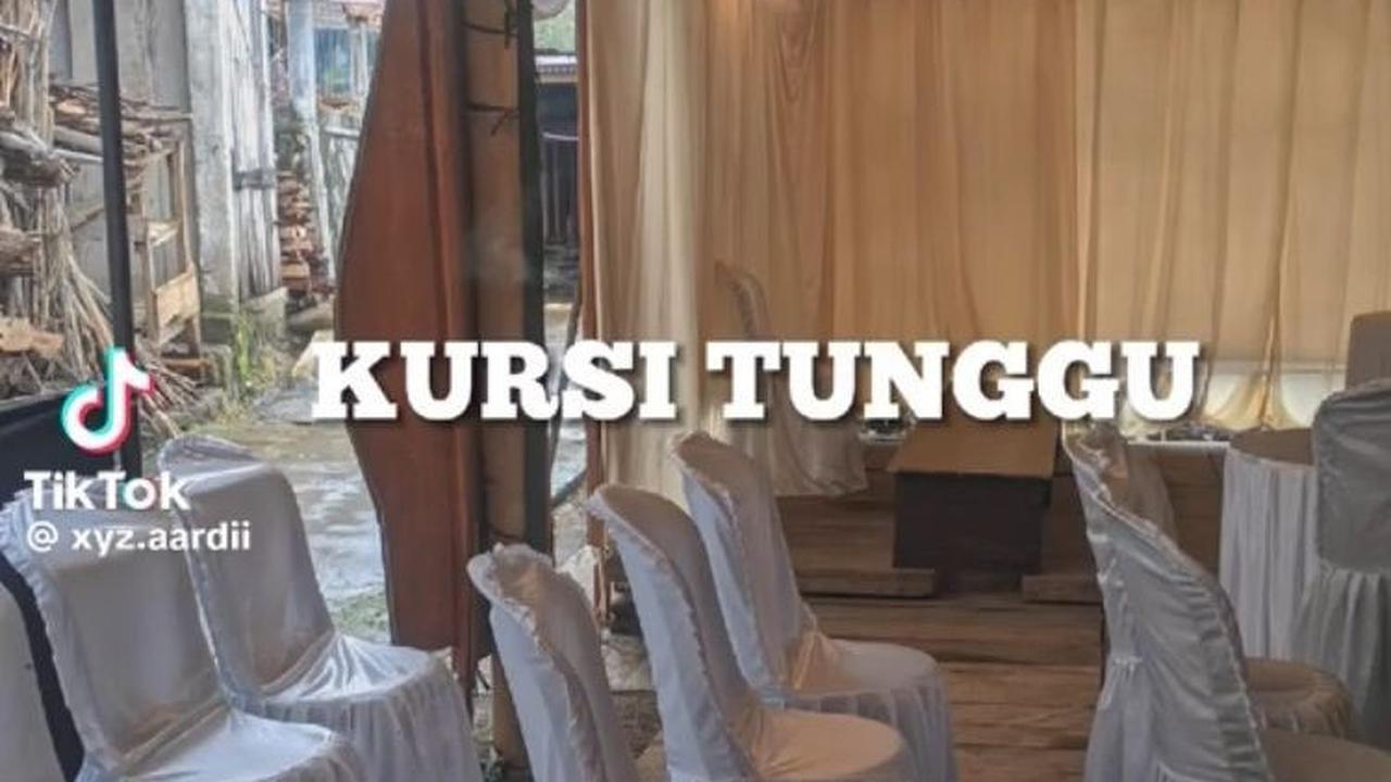 Kursi tunggu untuk para pemilih juga tampak rapi dengan penutup kain berwarna putih.