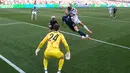 Pemain Belgia Charles De Ketelaere menyundul bola  untuk mencetak gol kedua timnya melewati pemain Amerika Serikat Matt Freese selama pertandingan babak 16 besar Piala Dunia FIFA 2026 antara AS dan Belgia di Stadion Seattle di Seattle, Washington, Senin, 6 Juli 2026. (AFP/ Getty Images/ Alex Grimm)