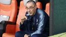 Bila Maurizio Sarri hanya butuh istirahat 8 jam tiap harinya, artinya dalam waktu 16 jam ia mampu merokok tiap 12 menit sekali dengan konsumsi mendekati 80 batang per hari. ( AP/Darko Bandic )