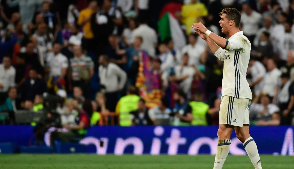 Cristiano Ronaldo berteriak dilapangan usai pemain Barcelona mencetak gol ketiga pada La Liga Spanyol di Stadion Santiago Bernabeu, Madrid, (24/4). Bermain sebagai tuan rumah Real Madrid kalah 3-2 atas Barcelona. (AFP Photo/Pierre Philippe Marcou)