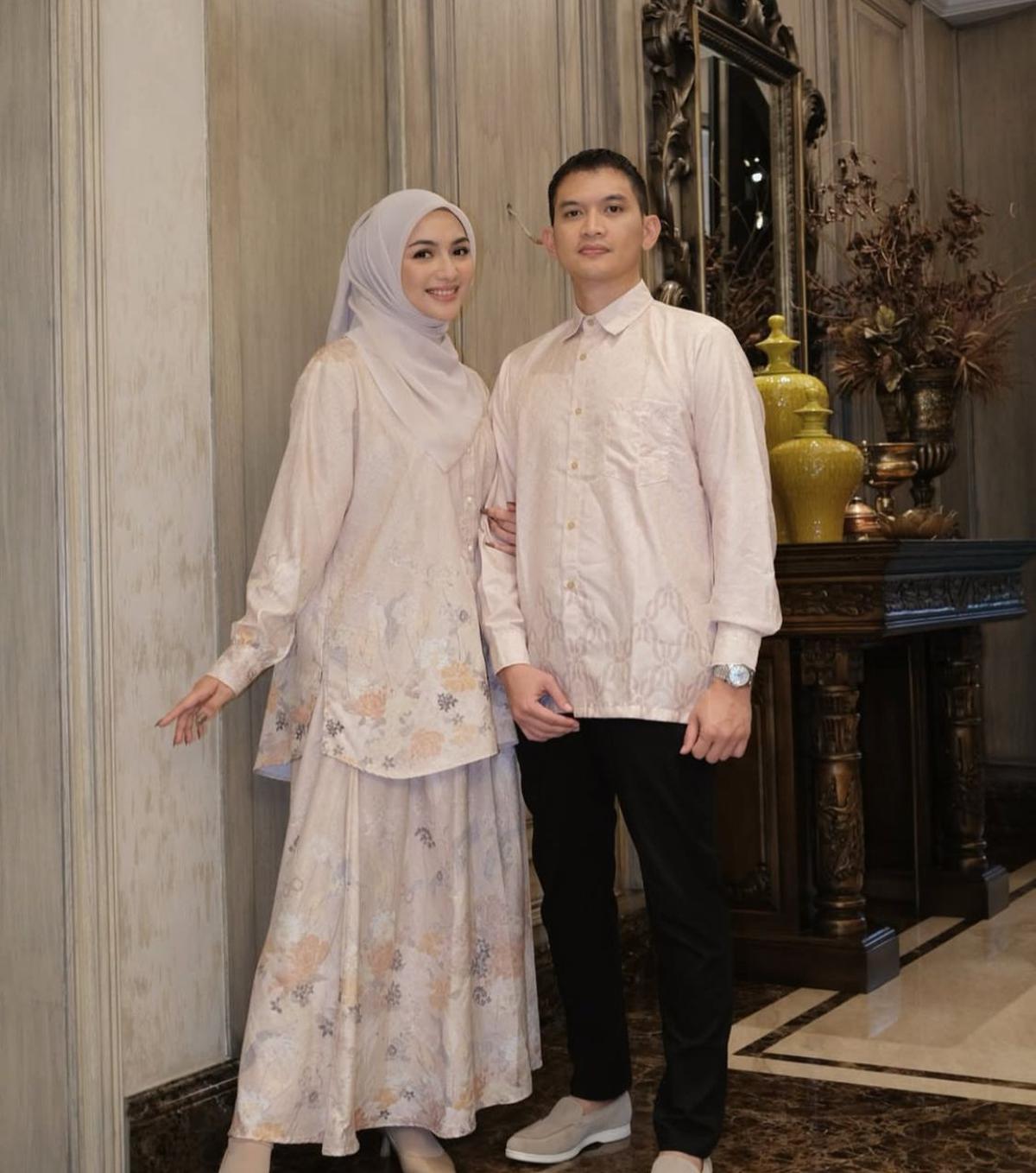 Inspirasi Model Baju Lebaran Couple Ala Citra Kirana, Bikin Keluarga Makin Kompak