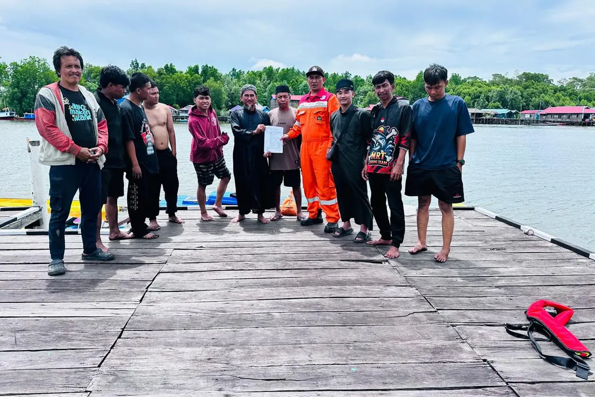 PT Pertamina Hulu Mahakam (PHM) mengevakuasi tujuh nelayan yang terombang-ambing di tengah perairan Selat Makassar selama dua hari. (Dok PHM)