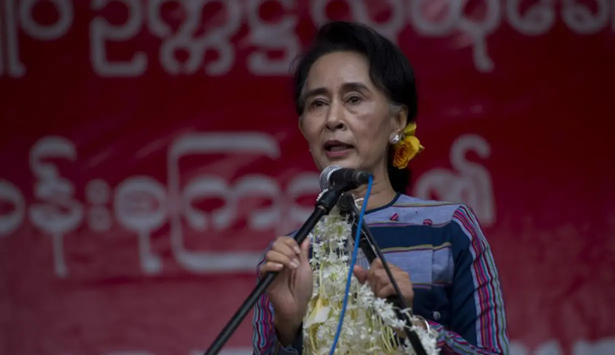 Calon Presiden Myanmar, Aung San Suu Kyi memberikan pidato di Ho Pone, Myanmar, Minggu (6/9/2015). Keinginan Aung untuk menjadi presiden akan terganjal oleh UU yang melarang calon presiden memiliki pasangan warga negara asing. (AFP Photo/Ye Aung)