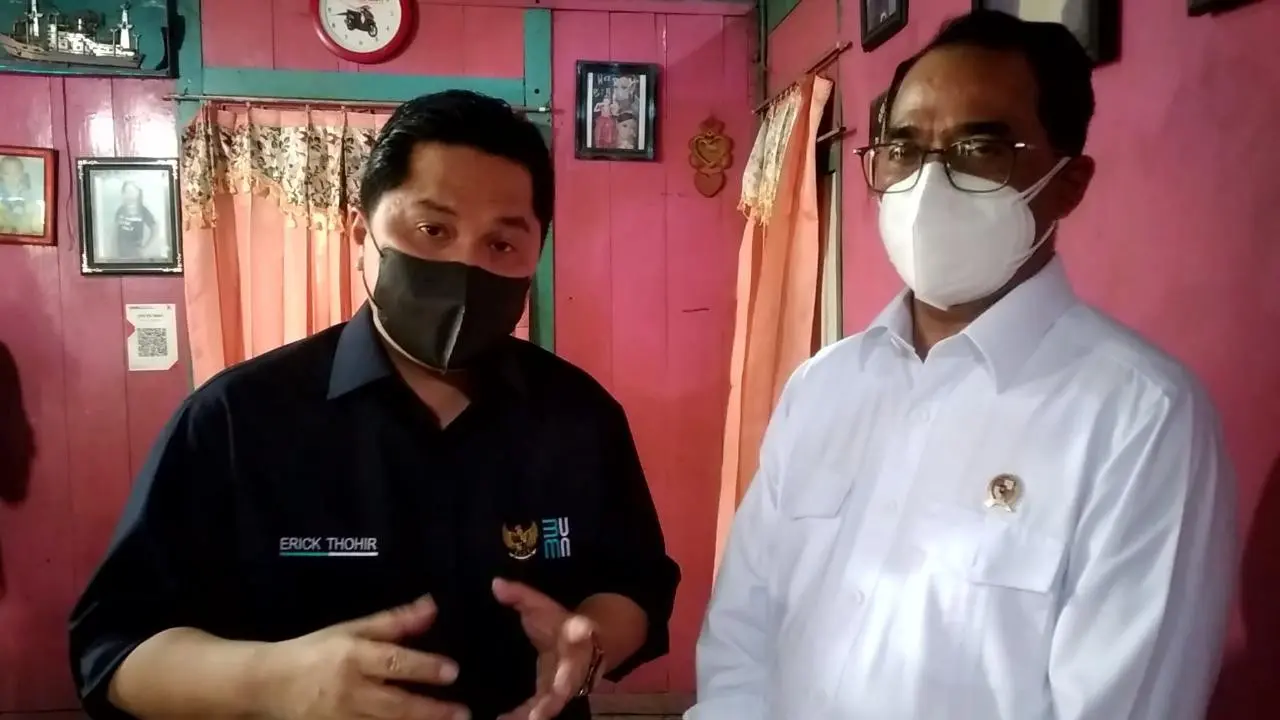 Menteri BUMN Erick Thohir dan Menteri Perhubungan Budi Karyadi  Sumadi ketika diwawancarai Liputan6.com di Cepu, Blora. (Liputan6.com/Ahmad Adirin)