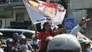 Seorang wanita simpatisan calon presiden pasangan nomor urut dua, Joko Widodo ikut berkonvoi dalam kampanye terbuka di kawasan Pasar Kota, Gresik, Jawa Timur, Minggu (29/6/14). (Liputan6.com/Herman Zakharia)