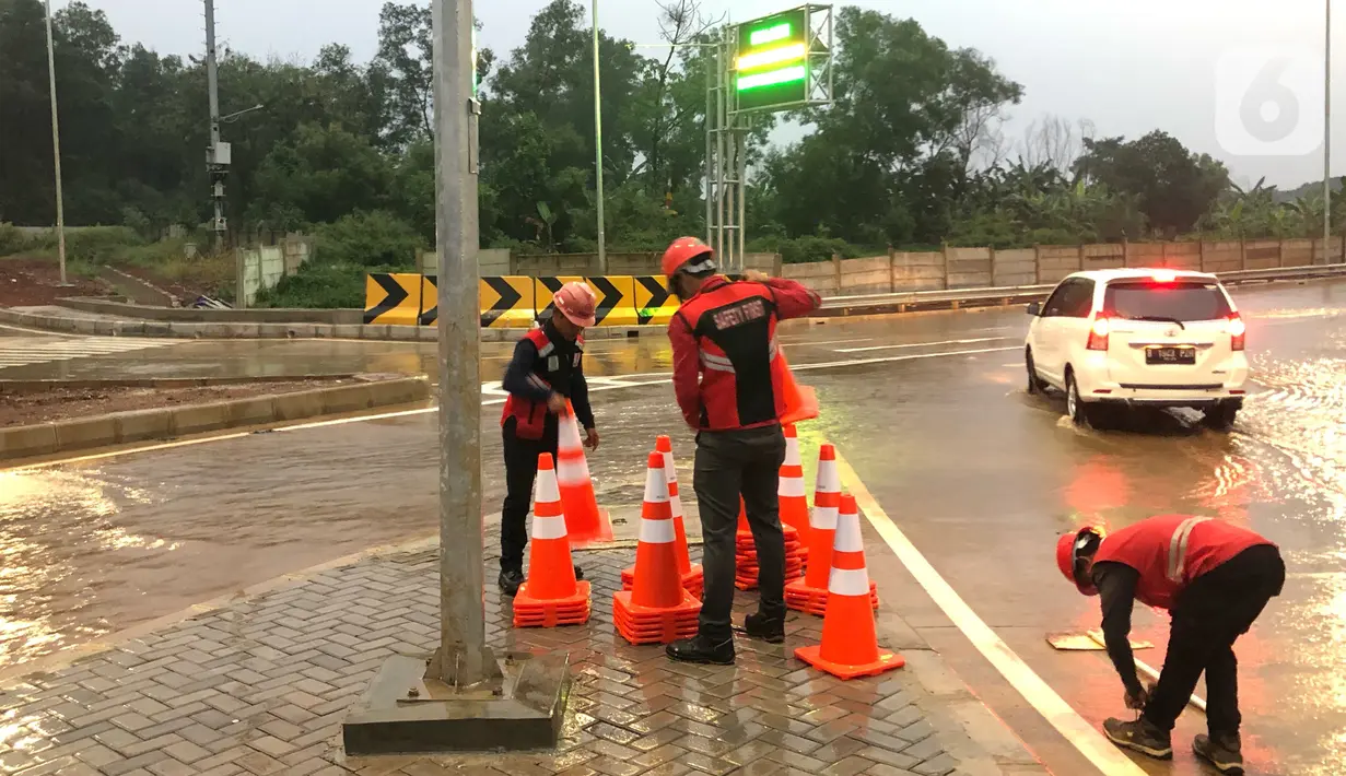 Suasana sosialisasi pembukaan jalan tol Desari Seksi II di kawasan Sawangan, Depok, Jawa Barat, Jumat (3/7/2020). Tol sepanjang 6,3 km tersebut mulai bisa dilalui kendaraan dengan tarif Rp0 alias gratis untuk dua minggu kedepan. (Liputan6.com/Immanuel Antonius)