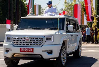 Presiden Indonesia Prabowo Subianto menyapa warga dari kendaraan saat meninggalkan Kompleks Candi Prambanan di Sleman, Yogyakarta, Rabu, 8 Juli 2026. (AFP/ Devi Rahman)