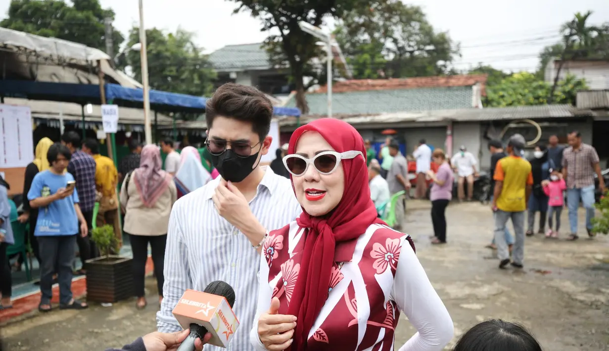 Tak ketinggalan kacamata hitam  khas ibu-ibu sosialita tutut mempermanis penampilan Venna. [Foto: KLY/Bayu Herdianto]
