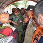 Kepala BNPB Letjen TNI Suharyanto memberikan bantuan bagi para pasien Gempa Cianjur di rumah sakit lapangan di Kabupaten Cianjur, Jawa Barat, Selasa (22/11/2022). (Dok Badan Nasional Penanggulangan Bencana/BNPB)