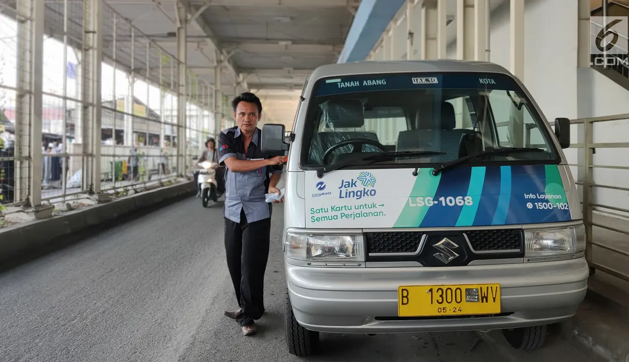 Angkutan umum (angkot) Jak Lingko yang dilengkapi pendingin (AC) menunggu penumpang di depan Stasiun Tanah Abang, Jakarta, Jumat (12/7/2019). Sebanyak lima armada Jak Lingko ber-AC mulai diuji coba sejak 1 Juli  untuk mengangkut penumpang dari Tanah Abang ke Kota. (Liputan6.com/Immanuel Antonius)