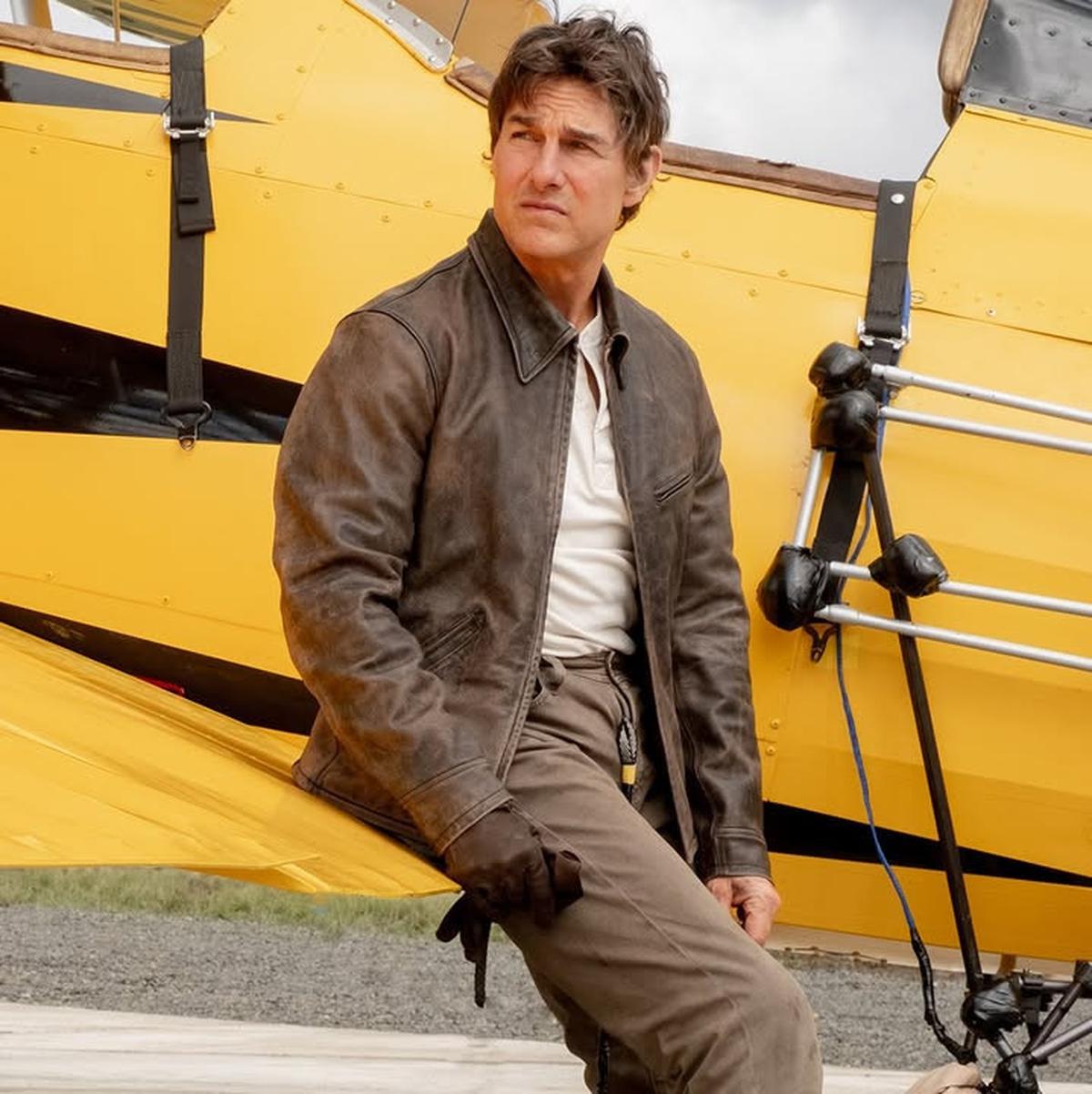 Tom Cruise Pecahkan Rekor Guinness World Usai Lakukan 16 Kali Terjun Payung saat Terbakar