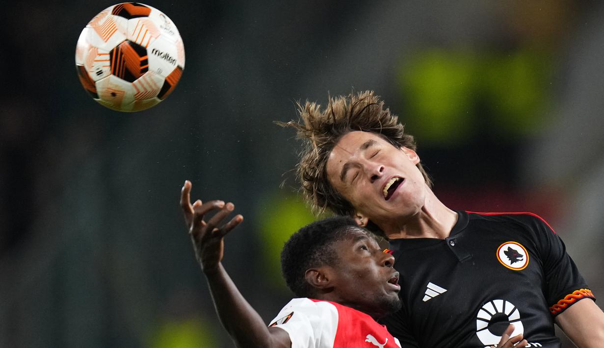 Bek Slavia Praha, Oscar Dorley berebut bola dengan gelandang AS Roma, Edoardo Bove pada duel matchday 4 Grup G Liga Europa 2023/2024, Jumat (10/11/2023) dini hari WIB. (AP Photo/Petr David Josek)